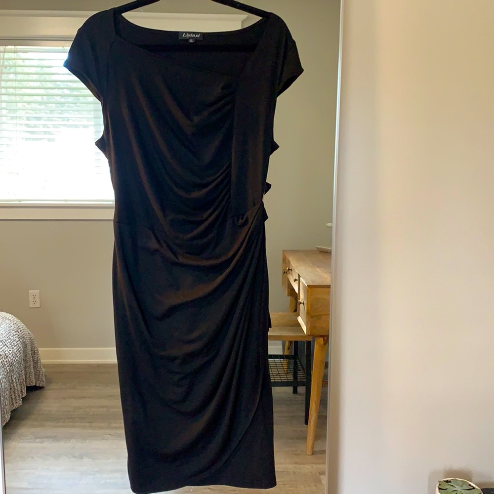 Black scrunched dress. Size XL.